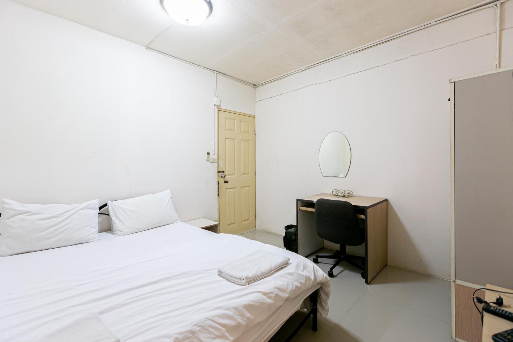 Freesia Saladaeng Silom Apartments بانكوك المظهر الخارجي الصورة